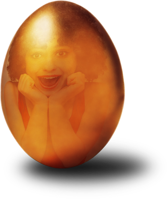 Goldenes Ei mit Spiegelbild von staunender Frau