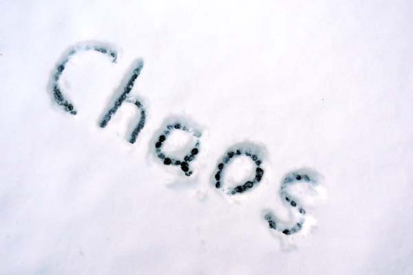 Wort »Chaos« im Schnee